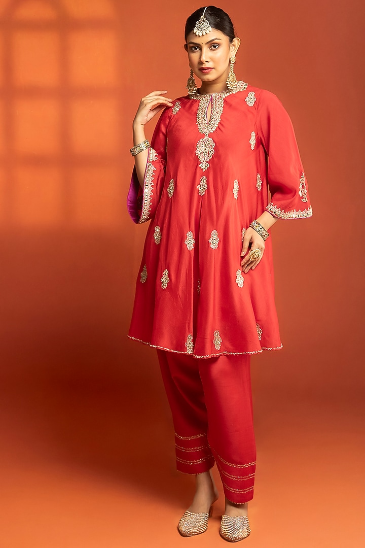 Red Cotton Silk Embroidered Short Kurta Set by Tanu Malhotra at Pernia's Pop Up Shop