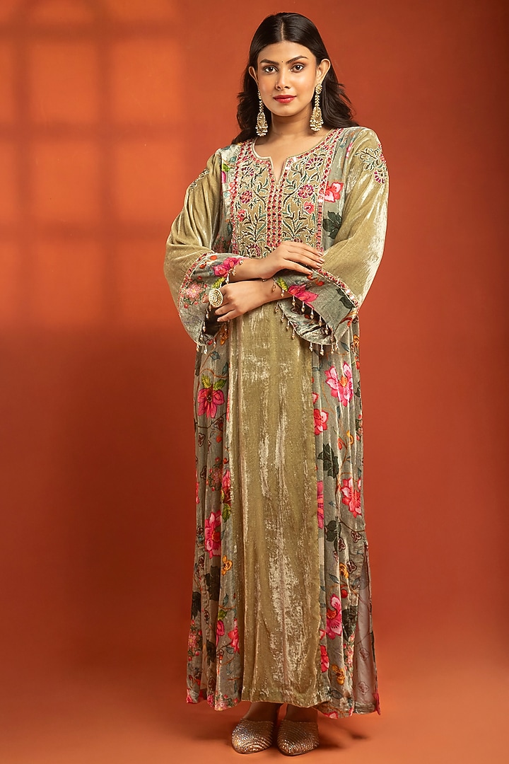 Green Silk Velvet Embroidered Kurta Set by Tanu Malhotra at Pernia's Pop Up Shop