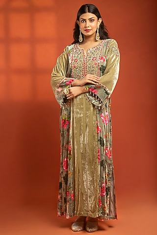 Green Silk Velvet Embroidered Kurta Set by Tanu Malhotra
