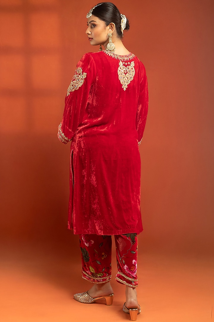 Red Silk Velvet Printed Kurta Set by Tanu Malhotra at Pernia's Pop Up Shop