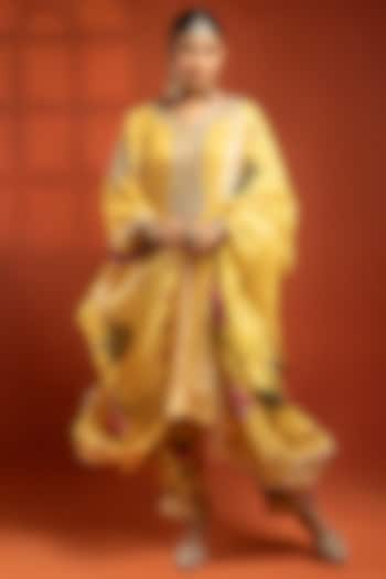 Yellow Silk Velvet Printed Kurta Set by Tanu Malhotra at Pernia's Pop Up Shop