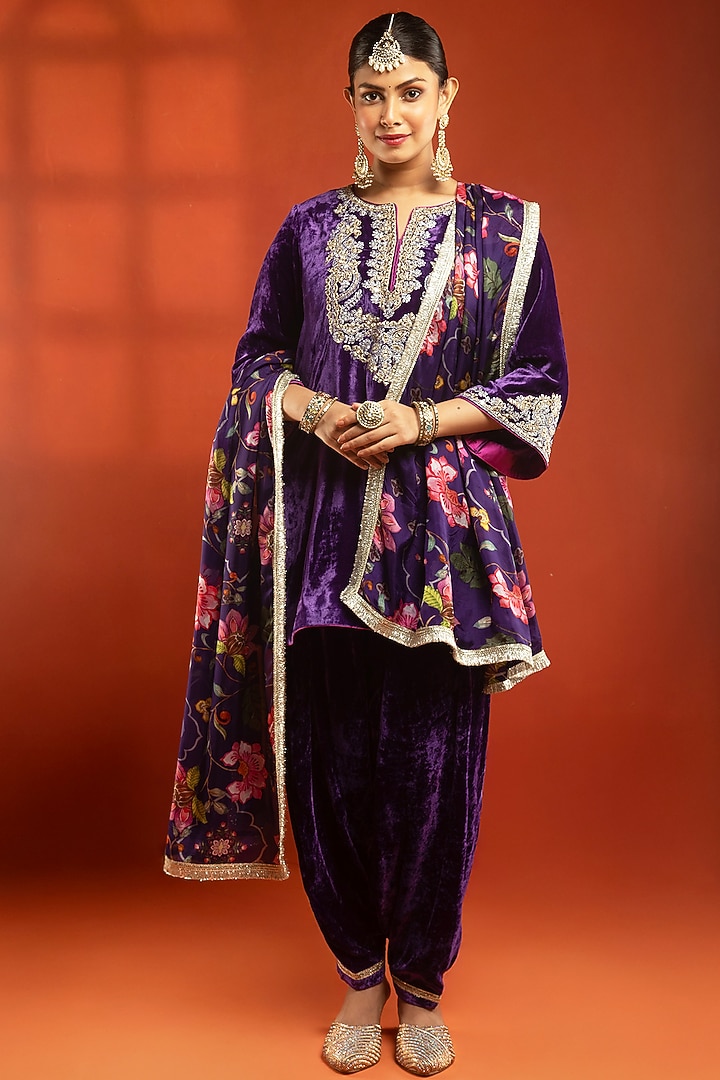 Purple Silk Velvet Printed Kurta Set by Tanu Malhotra at Pernia's Pop Up Shop