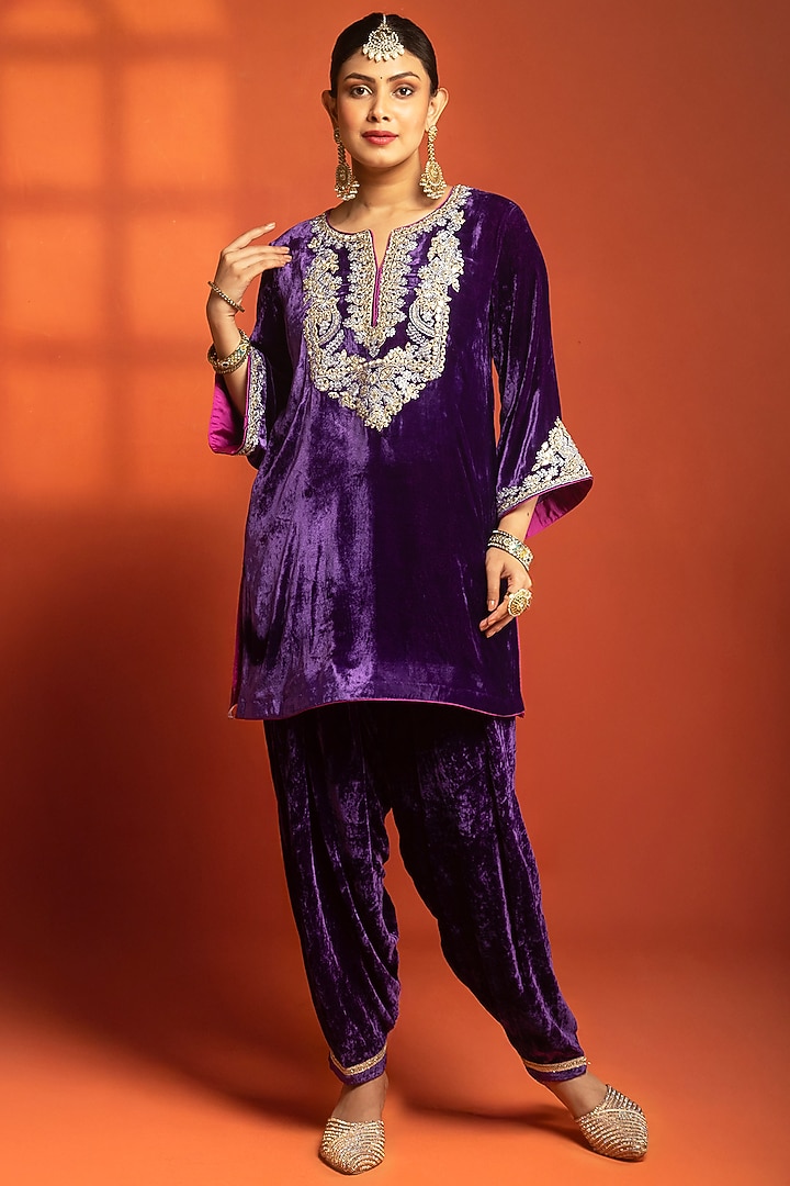 Purple Silk Velvet Printed Kurta Set by Tanu Malhotra at Pernia's Pop Up Shop