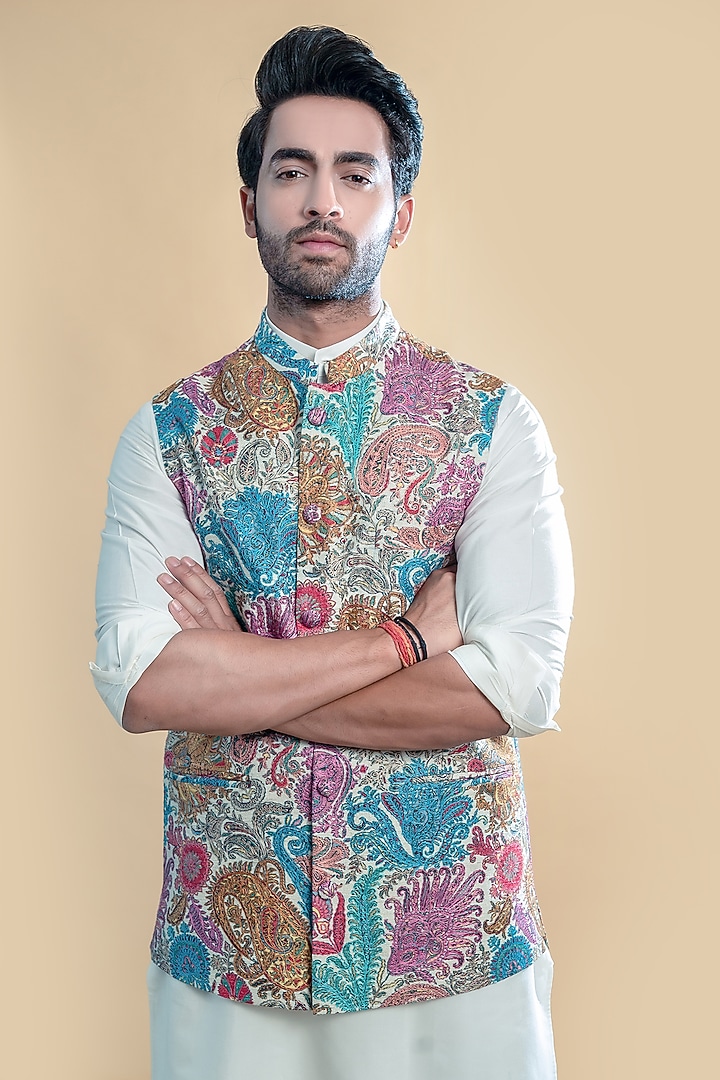 White Printed Bundi Jacket by Taroob Men at Pernia's Pop Up Shop