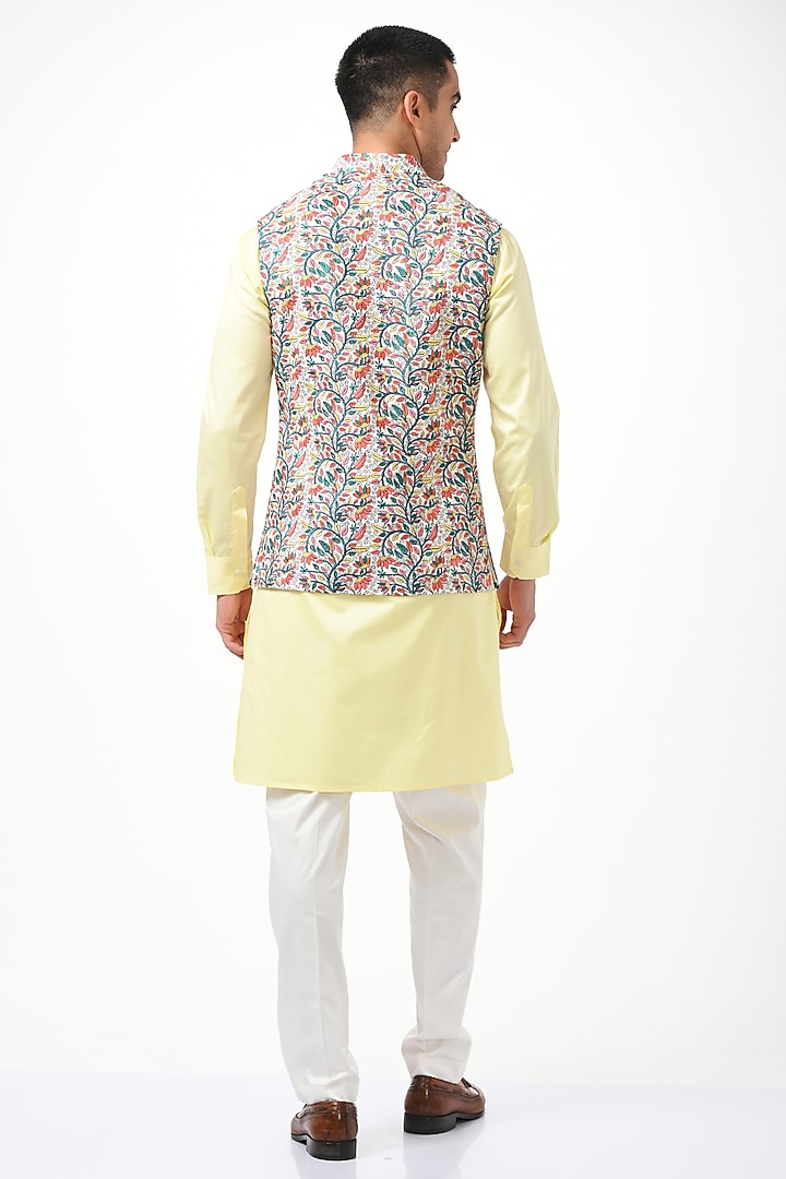 White Silk Embroidered Bundi Jacket Set by Taroob Men at Pernia's Pop Up Shop