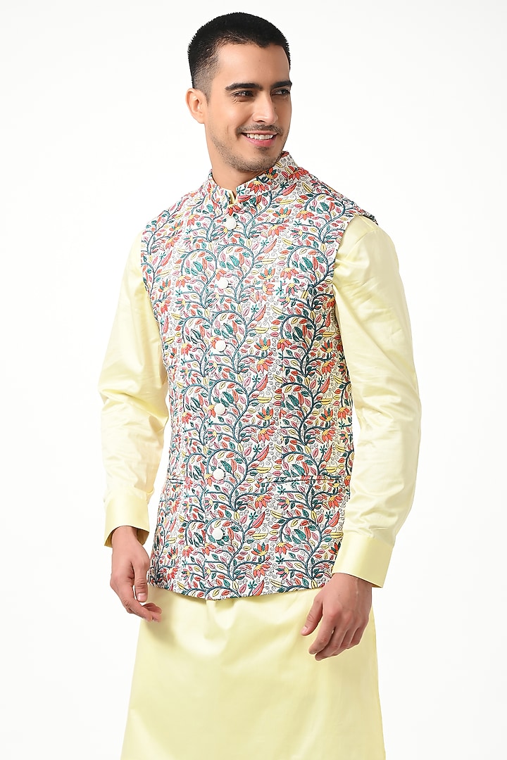 White Silk Embroidered Bundi Jacket Set by Taroob Men at Pernia's Pop Up Shop