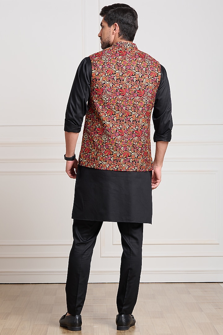 Black Floral Embroidered Bundi Jacket by Taroob Men at Pernia's Pop Up Shop