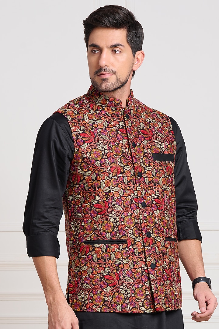 Black Floral Embroidered Bundi Jacket by Taroob Men at Pernia's Pop Up Shop