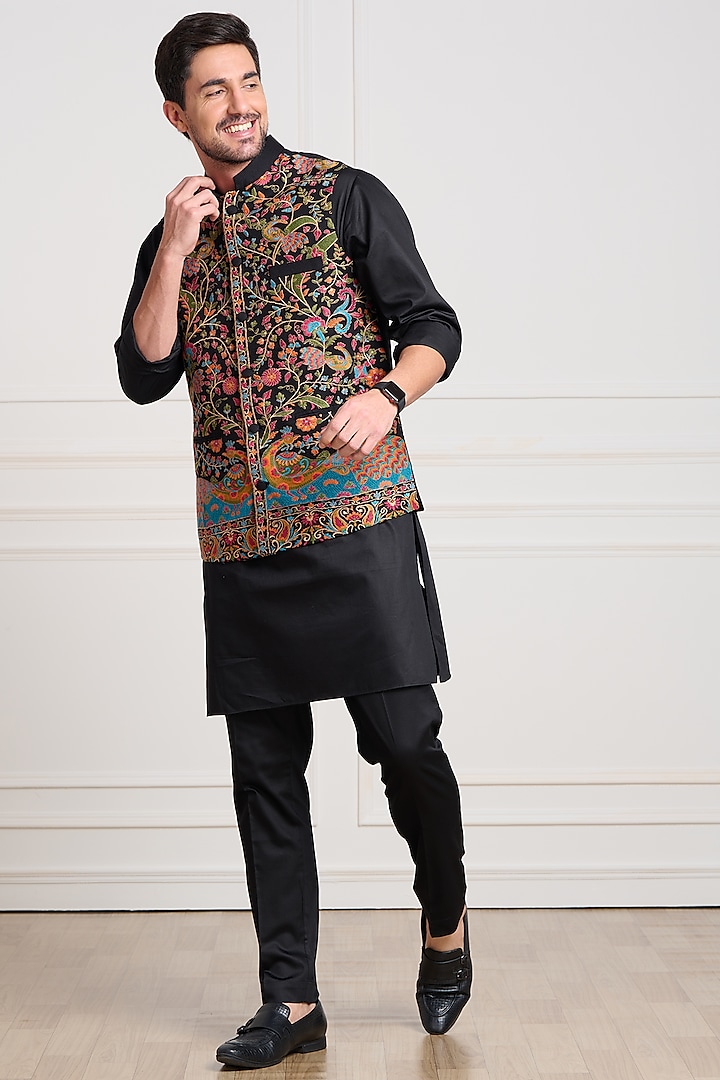 Black Embroidered Bundi Jacket by Taroob Men