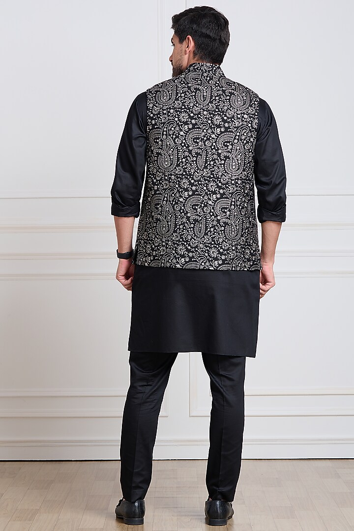Black Paisley Embroidered Bundi Jacket by Taroob Men at Pernia's Pop Up Shop