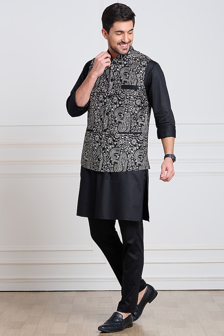 Black Paisley Embroidered Bundi Jacket by Taroob Men at Pernia's Pop Up Shop