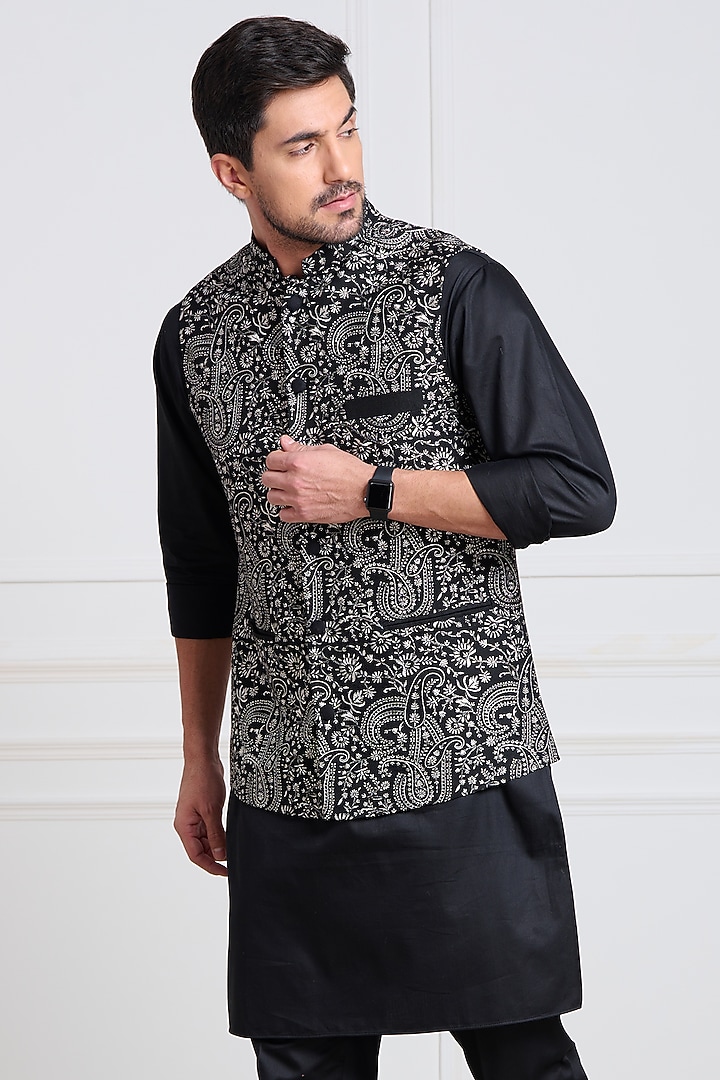 Black Paisley Embroidered Bundi Jacket by Taroob Men at Pernia's Pop Up Shop