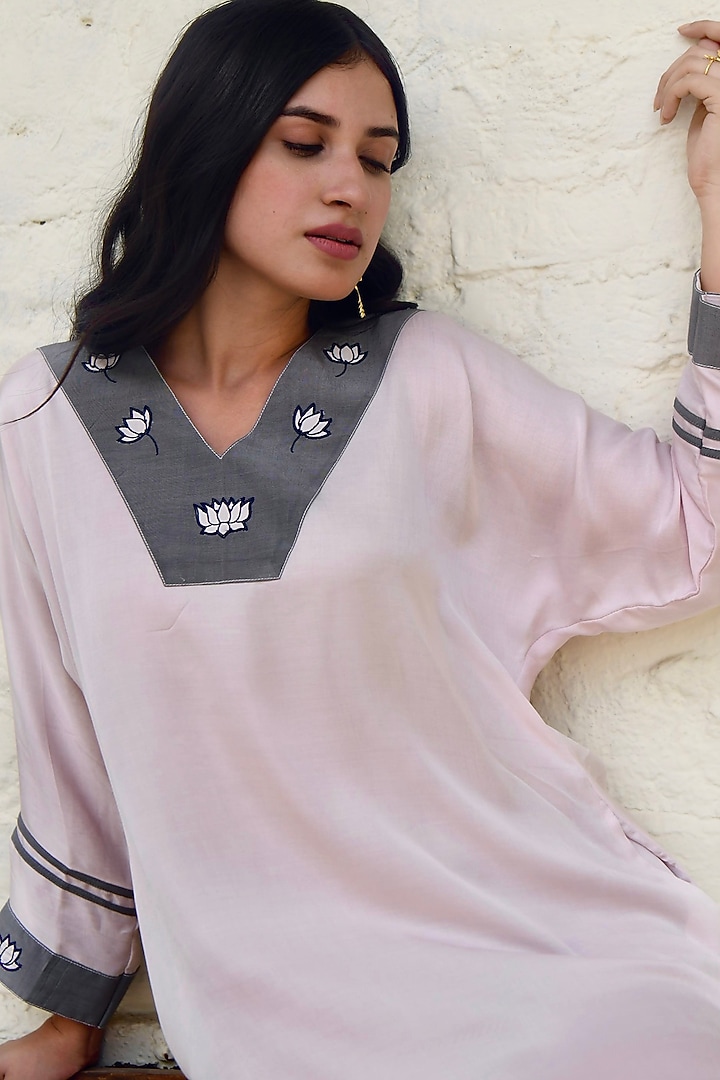 Rose Pink & Grey Embroidered Kaftan by TARO at Pernia's Pop Up Shop