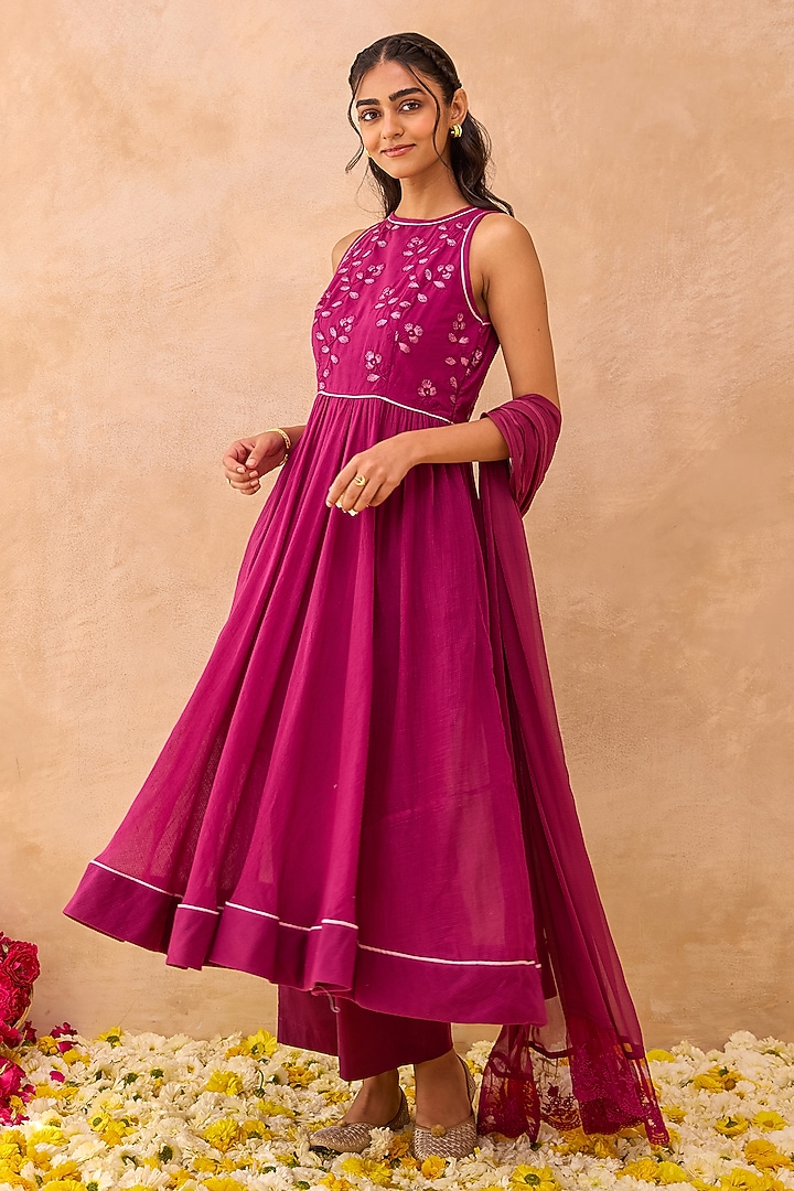 Berry-Colored Self-Textured Cotton Floral Embroidered Kurta Set by TARO at Pernia's Pop Up Shop