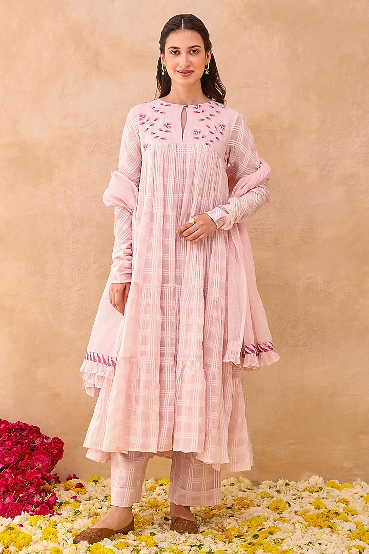 Soft Pink Self-Textured Cotton Floral Embroidered Kurta Set by TARO at Pernia's Pop Up Shop