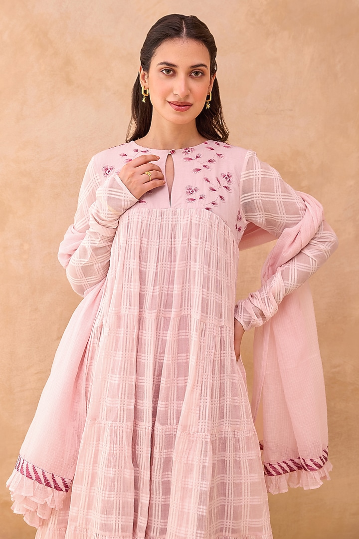 Soft Pink Self-Textured Cotton Floral Embroidered Kurta Set by TARO at Pernia's Pop Up Shop