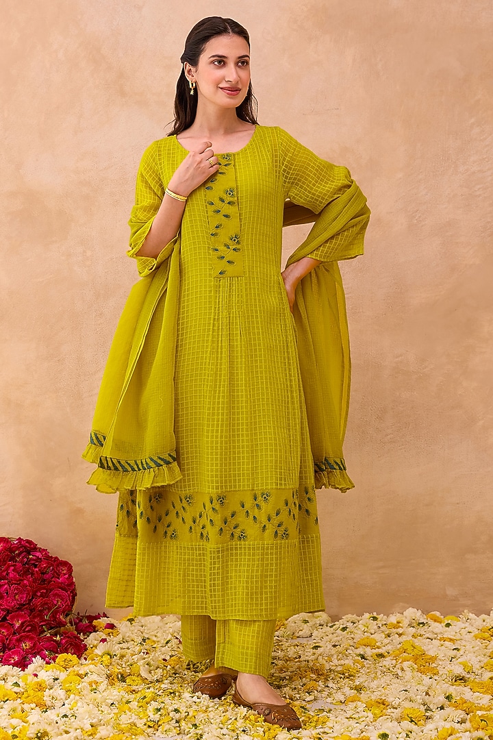 Yellow Self-Textured Cotton Floral Embroidered Kurta Set by TARO at Pernia's Pop Up Shop