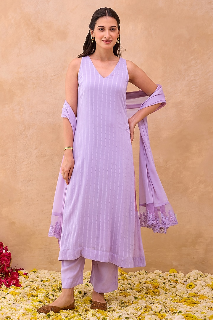 Lavender Georgette Blend Textured Kurta Set by TARO at Pernia's Pop Up Shop