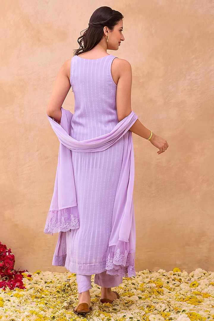 Lavender Georgette Blend Textured Kurta Set by TARO at Pernia's Pop Up Shop