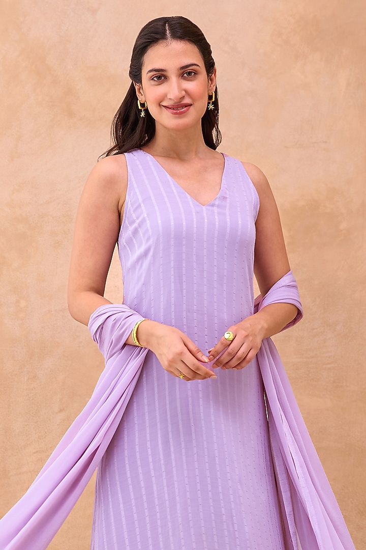 Lavender Georgette Blend Textured Kurta Set by TARO at Pernia's Pop Up Shop