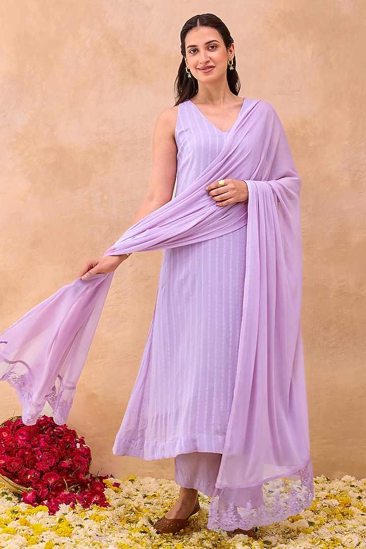Lavender Georgette Blend Textured Kurta Set by TARO at Pernia's Pop Up Shop