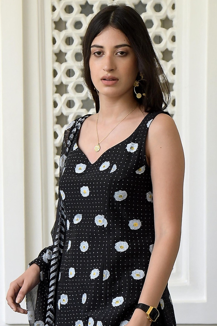 Black & White Hand Block Printed Kurta Set by TARO at Pernia's Pop Up Shop