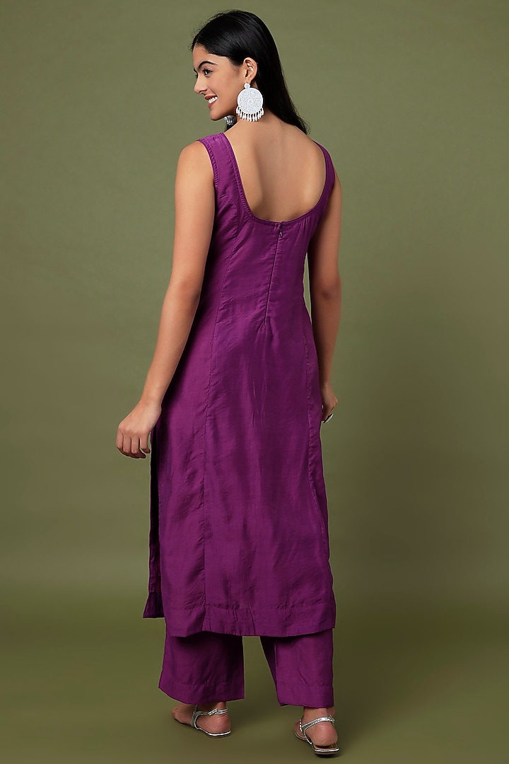 Violet Hand Embroidered Kurta Set by TARO at Pernia's Pop Up Shop