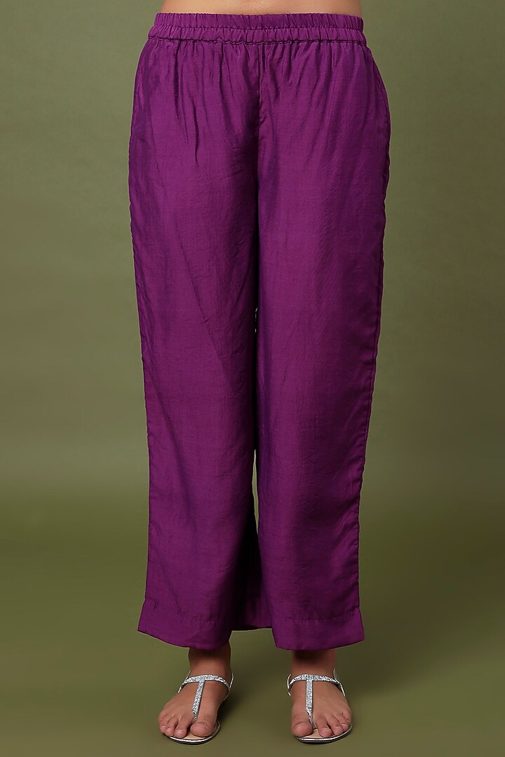 Violet Hand Embroidered Kurta Set by TARO at Pernia's Pop Up Shop
