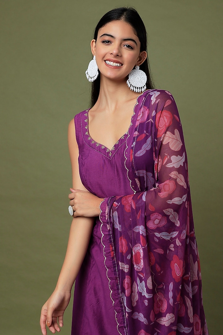 Violet Hand Embroidered Kurta Set by TARO at Pernia's Pop Up Shop