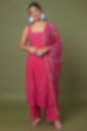 Hot Pink Hand Embroidered Kurta Set by TARO at Pernia's Pop Up Shop