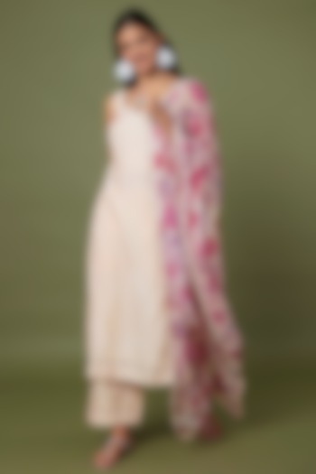 Peach Hand Embroidered Kurta Set by TARO at Pernia's Pop Up Shop
