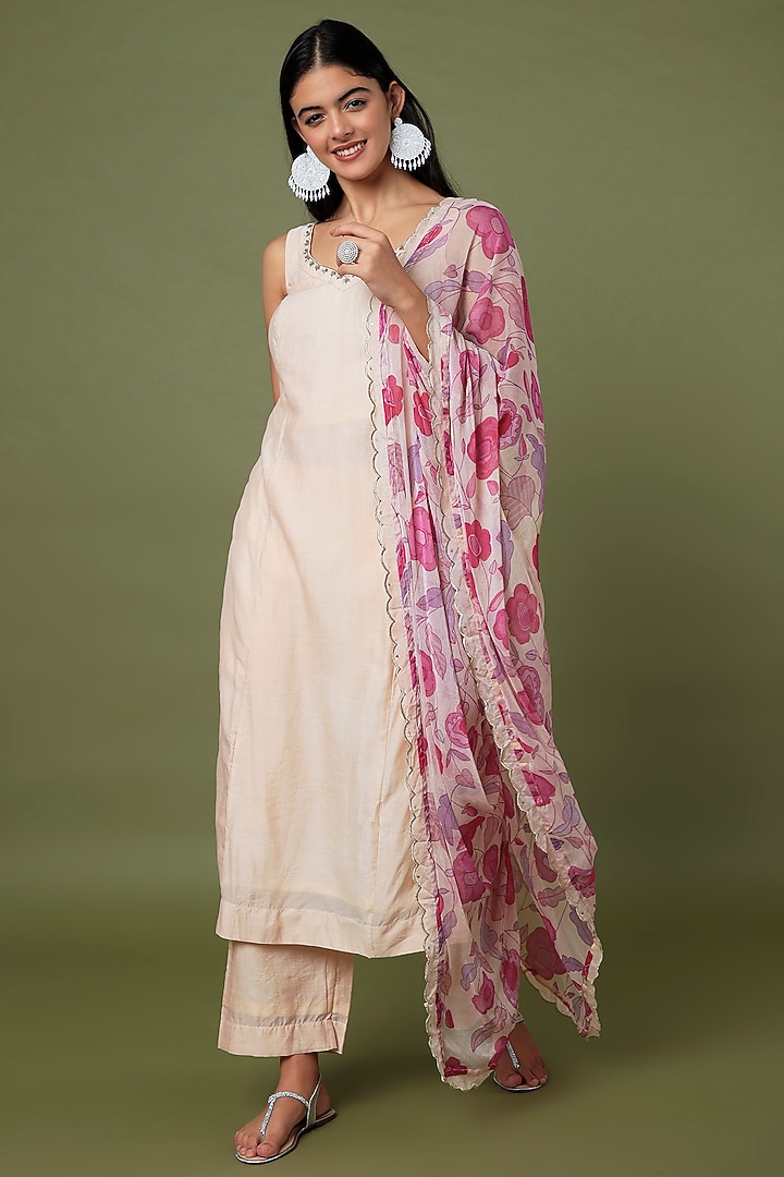 Peach Hand Embroidered Kurta Set by TARO at Pernia's Pop Up Shop