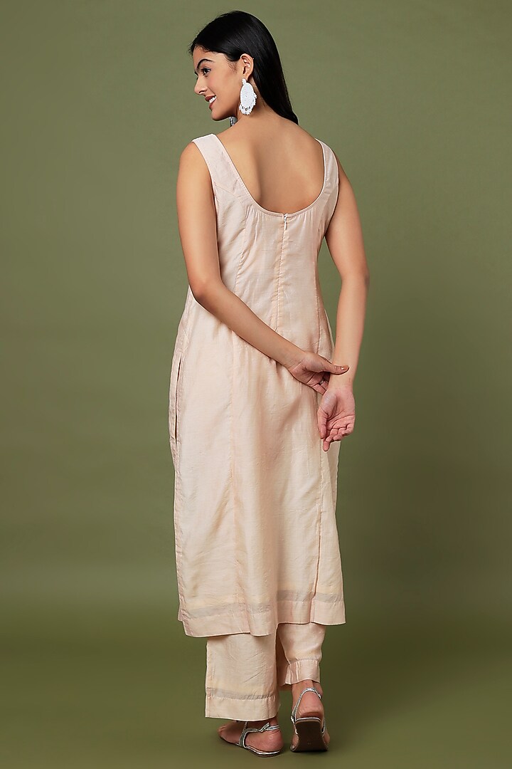 Peach Hand Embroidered Kurta Set by TARO at Pernia's Pop Up Shop