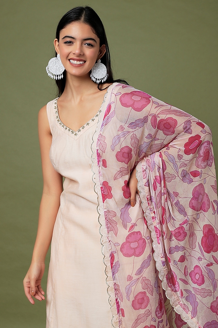 Peach Hand Embroidered Kurta Set by TARO at Pernia's Pop Up Shop