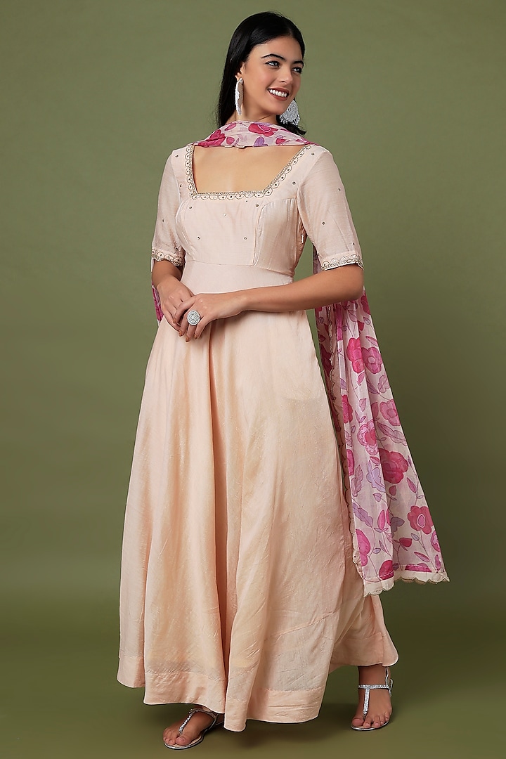 Peach Embroidered Kurta Set by TARO at Pernia's Pop Up Shop