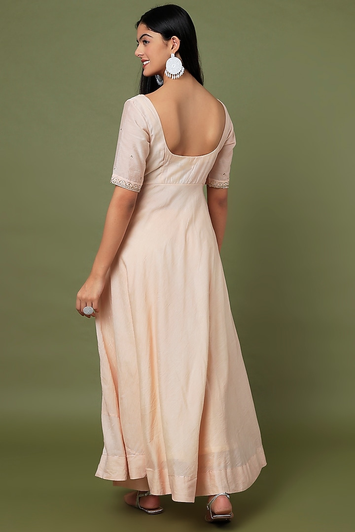 Peach Embroidered Kurta Set by TARO at Pernia's Pop Up Shop