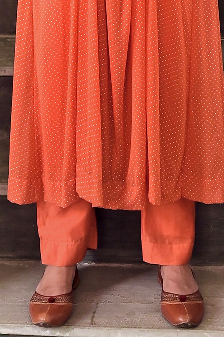 Saffron Chiffon Dew Drop Kurta Set by TARO at Pernia's Pop Up Shop