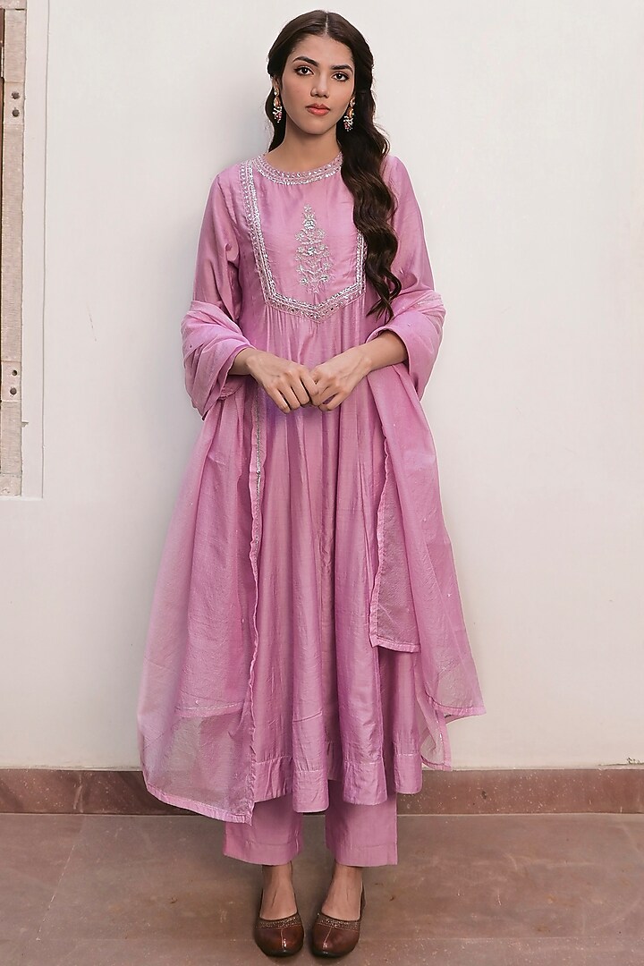Lavender Chanderi Silk Cutdana Embroidered Kalidar Kurta Set by TARO at Pernia's Pop Up Shop