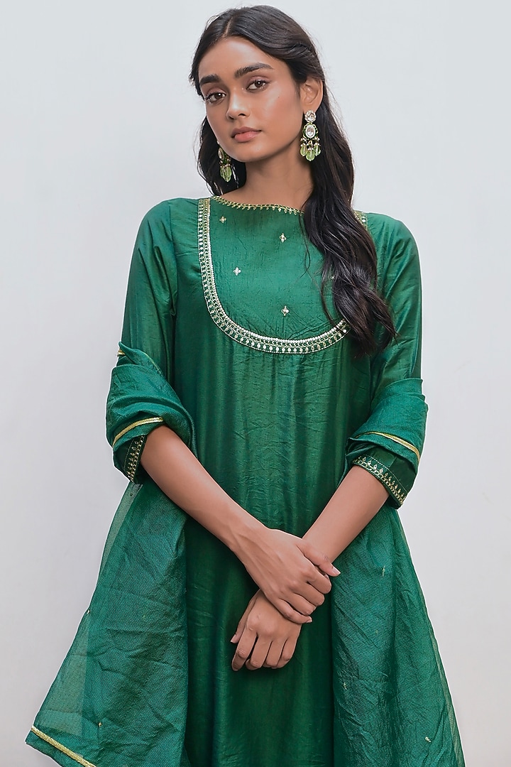 Bottle Green Chanderi Silk Sequins Embroidered Kurta Set by TARO at Pernia's Pop Up Shop