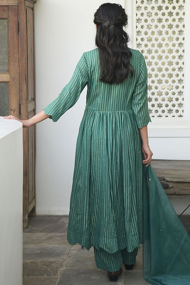 Pine Green Hand Embroidered Kurta Set by TARO at Pernia's Pop Up Shop