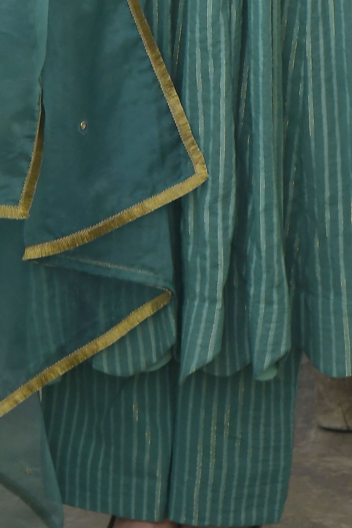Pine Green Hand Embroidered Kurta Set by TARO at Pernia's Pop Up Shop