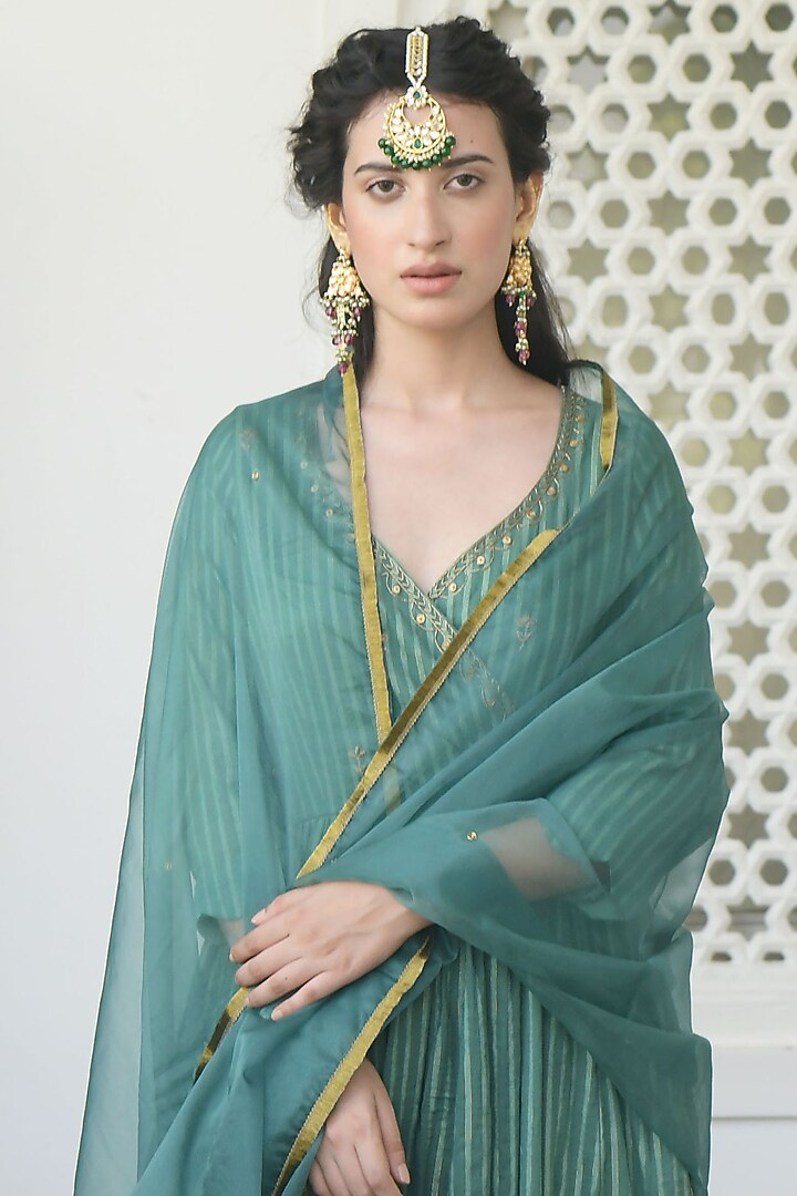 Pine Green Hand Embroidered Kurta Set by TARO at Pernia's Pop Up Shop