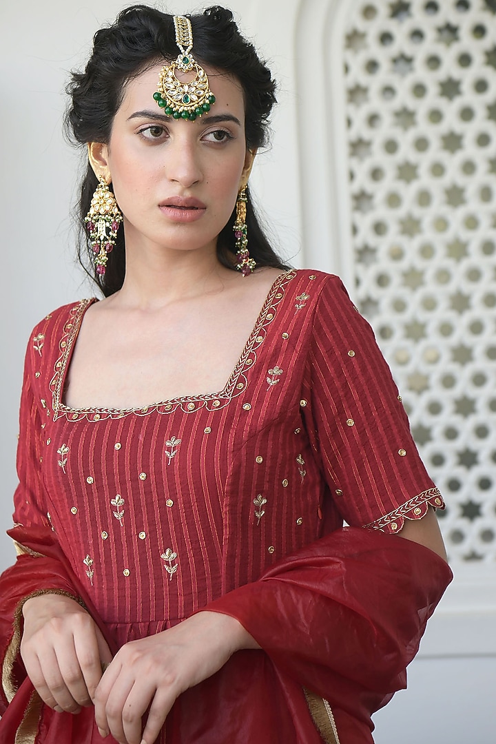 Cherry Red Hand Embroidered Kurta Set by TARO at Pernia's Pop Up Shop