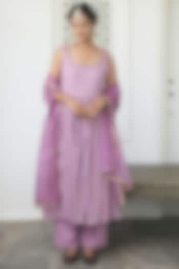 Lavender Hand Embroidered Kurta Set by TARO at Pernia's Pop Up Shop