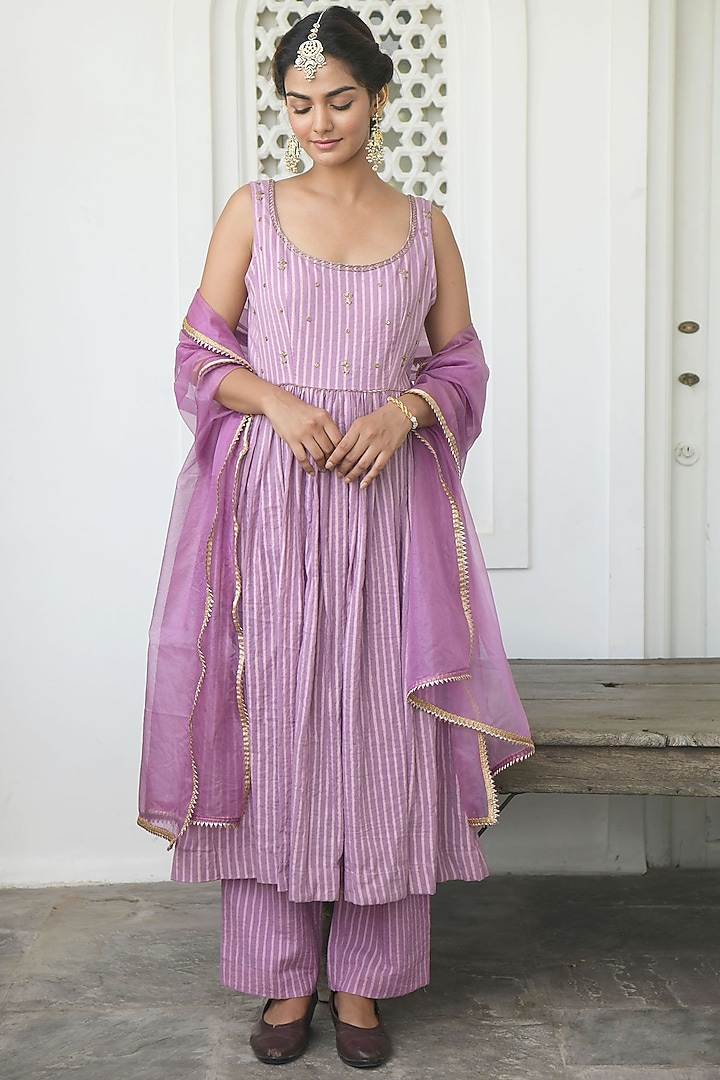 Lavender Hand Embroidered Kurta Set by TARO at Pernia's Pop Up Shop