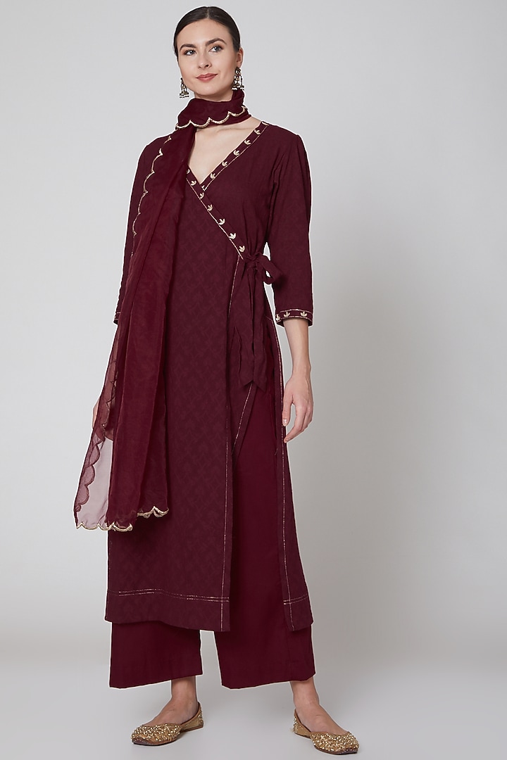 Maroon Embroidered Kurta Set by TARO at Pernia's Pop Up Shop