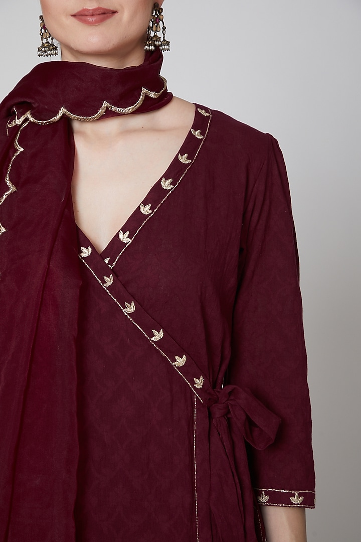 Maroon Embroidered Kurta Set by TARO at Pernia's Pop Up Shop