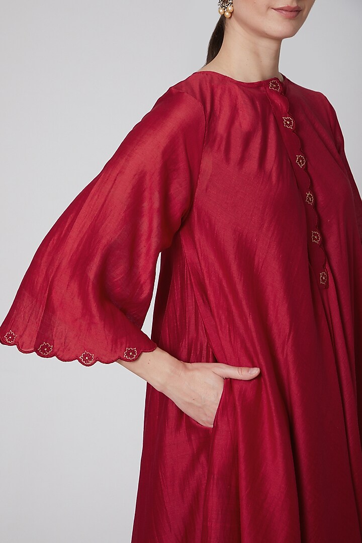 Red Embroidered Kurta Set by TARO at Pernia's Pop Up Shop