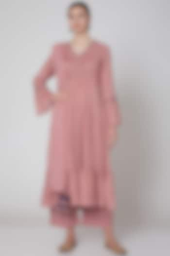 Blush Pink Floral Embroidered Kurta Set by TARO at Pernia's Pop Up Shop