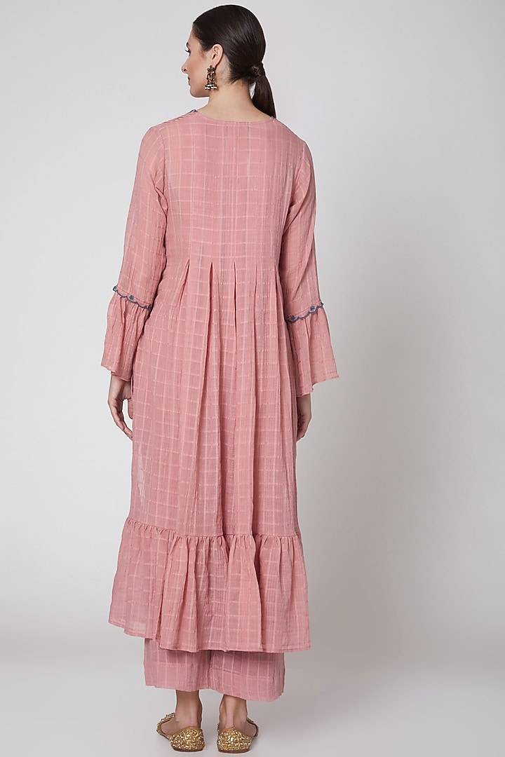 Blush Pink Floral Embroidered Kurta Set by TARO at Pernia's Pop Up Shop